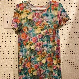 Beautiful flower Lularoe Carly! Size Small